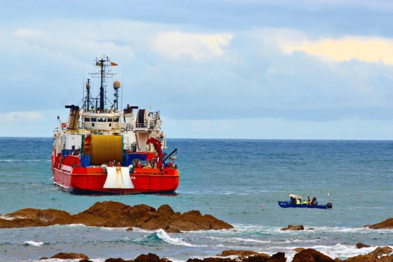 Un barco trabaja en el campo de pruebas de energía marimotriz de Armintza Un barco trabaja en el campo de pruebas de energía marimotriz de Armintza