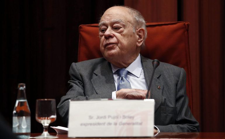 GRA249. BARCELONA, 23/02/2015.- El expresidente de la Generalitat Jordi Pujol a su llegada a la sesión de la comisión de investigación del Parlament sobre el fraude fiscal, en la que comparece hoy, junto a su esposa, Marta Ferrussola, y su hijo mayor, Jordi Pujol Ferrussola, que deben dar explicaciones por su fortuna oculta durante 30 años en Andorra. EFE/Andreu Dalmau GRA249. BARCELONA, 23/02/2015.- El expresidente de la Generalitat Jordi Pujol a su llegada a la sesión de la comisión de investigación del Parlament sobre el fraude fiscal, en la que comparece hoy, junto a su esposa, Marta Ferrussola, y su hijo mayor, Jordi Pujol Ferrussola, que deben dar explicaciones por su fortuna oculta durante 30 años en Andorra. EFE/Andreu Dalmau