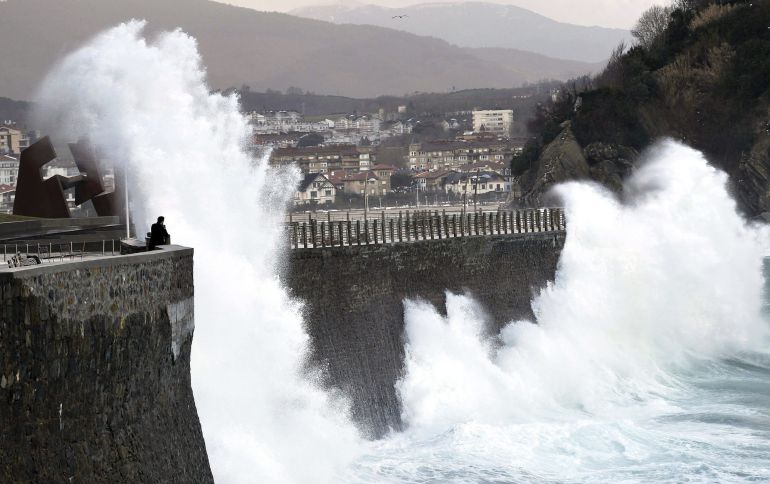 GRA398. SAN SEBASTIÁN, 21/02/2015.- Grandes olas rompen hoy contra el Paseo Nuevo de San Sebastián, donde se ha decretado la alerta amarilla por fenómenos costeros. EFE/Javier Etxezarreta GRA398. SAN SEBASTIÁN, 21/02/2015.- Grandes olas rompen hoy contra el Paseo Nuevo de San Sebastián, donde se ha decretado la alerta amarilla por fenómenos costeros. EFE/Javier Etxezarreta