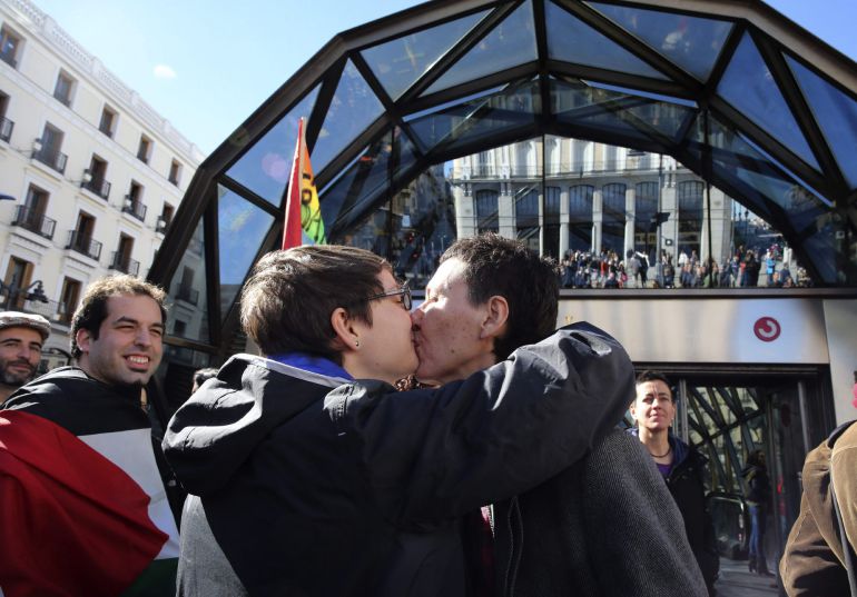 GRA188. MADRID, 22/02/2015.- Asistentes a la "besada" convocada por el colectivo de Lesbianas, Gais, Transexuales y Bisexuales de Madrid (COGAM) junto a la estación de metro de Sol, para denunciar la homofobia tras la circular de un trabajador de Metro de Madrid en la que instaba a incrementar la revisión de billetes a homosexuales. EFE/Alberto Martin GRA188. MADRID, 22/02/2015.- Asistentes a la "besada" convocada por el colectivo de Lesbianas, Gais, Transexuales y Bisexuales de Madrid (COGAM) junto a la estación de metro de Sol, para denunciar la homofobia tras la circular de un trabajador de Metro de Madrid en la que instaba a incrementar la revisión de billetes a homosexuales. EFE/Alberto Martin