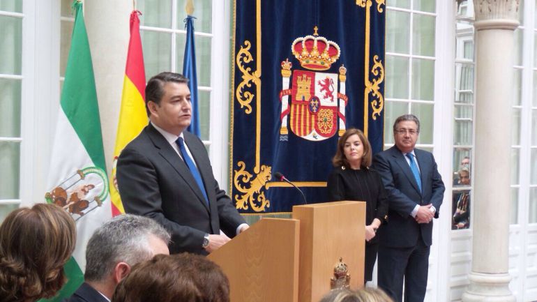 Antonio Sanz explica sus prioridades como nuevo Delegado del Gobierno en la comunidad tras prometer el cargo. Un acto que ha presidido la vicepresidenta Soraya Saénz de Santamaría Antonio Sanz explica sus prioridades como nuevo Delegado del Gobierno en la comunidad tras prometer el cargo. Un acto que ha presidido la vicepresidenta Soraya Saénz de Santamaría