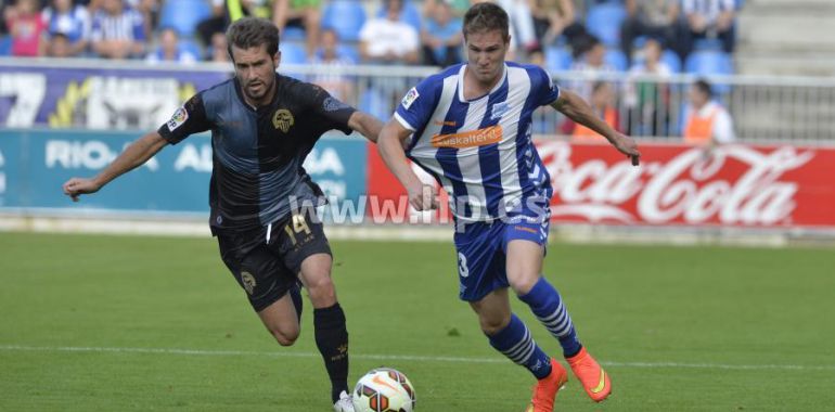 Raúl García pelea un balón en el choque ante el Sabadell disputado en Mendizorroza Raúl García pelea un balón en el choque ante el Sabadell disputado en Mendizorroza