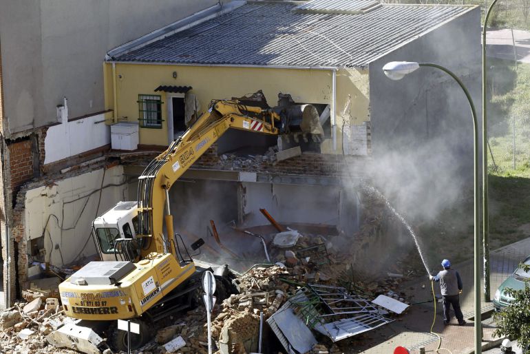 GRA154. Madrid. 27/02/2015,- La vivienda de dos alturas ubicada en el número 29 de la calle Ofelia Nieto, en el barrio de Tetuán, ha sido finalmente derribada por una excavadora, entre gritos de protesta de más de un centenar de activistas y tras la detención por la Policía Municipal de varias personas que trataban de impedir el desalojo. Un gran despliegue policial, con una docena de furgones, mantiene acordonados a los activistas, que protestan de forma controlada. La Policía Municipal madrileña, tras detener a primera hora de la mañana a siete personas que intentaron evitar el desalojo, ha detenido a otras dos personas más, de un grupo de activistas que se encaramaron a la excavadora las 11 de la mañana. EFE/Javier Lizón GRA154. Madrid. 27/02/2015,- La vivienda de dos alturas ubicada en el número 29 de la calle Ofelia Nieto, en el barrio de Tetuán, ha sido finalmente derribada por una excavadora, entre gritos de protesta de más de un centenar de activistas y tras la detención por la Policía Municipal de varias personas que trataban de impedir el desalojo. Un gran despliegue policial, con una docena de furgones, mantiene acordonados a los activistas, que protestan de forma controlada. La Policía Municipal madrileña, tras detener a primera hora de la mañana a siete personas que intentaron evitar el desalojo, ha detenido a otras dos personas más, de un grupo de activistas que se encaramaron a la excavadora las 11 de la mañana. EFE/Javier Lizón