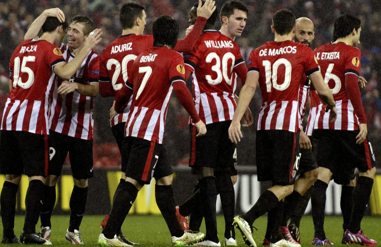GRA521 BILBAO, 26/02/2015.- Los jugadores del Athletic celebran el gol marcado por su compañero, Andoni Iraola, ante el Torino, durante el partido correspondiente al partido de vuelta de los dieciseisavos de final de la Liga Europea que disputan esta noche en el estadio de San Mamés. EFE/MIGUEL TOÑA GRA521 BILBAO, 26/02/2015.- Los jugadores del Athletic celebran el gol marcado por su compañero, Andoni Iraola, ante el Torino, durante el partido correspondiente al partido de vuelta de los dieciseisavos de final de la Liga Europea que disputan esta noche en el estadio de San Mamés. EFE/MIGUEL TOÑA
