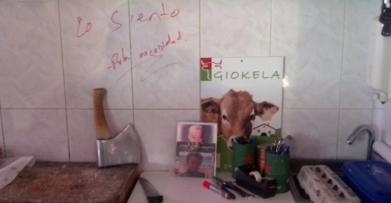 La pintada que dejó el ladrón en la carnicería 'Gorka'. La pintada que dejó el ladrón en la carnicería 'Gorka'.