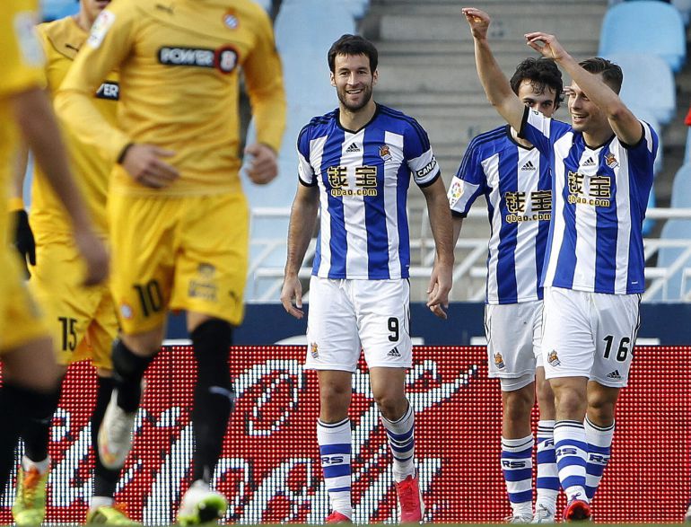 GRA252. SAN SEBASTIÁN, 08/03/2015.- El centrocampista de la Real Sociedad Sergio Canales (d) celebra su gol, el primero del equipo ante el Espanyol, durante el encuentro de la vigésima sexta jornada de la liga de Primera División que se juega hoy en el estadio de Anoeta de San Sebastián. EFE/Javier Etxezarreta GRA252. SAN SEBASTIÁN, 08/03/2015.- El centrocampista de la Real Sociedad Sergio Canales (d) celebra su gol, el primero del equipo ante el Espanyol, durante el encuentro de la vigésima sexta jornada de la liga de Primera División que se juega hoy en el estadio de Anoeta de San Sebastián. EFE/Javier Etxezarreta