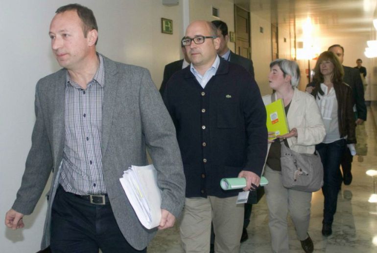 Alfredo de Miguel, en el centro, antes de comparecer en 2011 en la comisión de investigación del Parlamento vasco Alfredo de Miguel, en el centro, antes de comparecer en 2011 en la comisión de investigación del Parlamento vasco