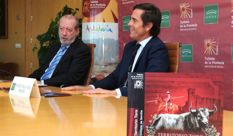 El presidente de la Diputación Provincial de Sevilla, Fernando Rodríguez Villalobos, a la izquierda de la imagen, junto al diestro y comentarista taurino de Radio Sevilla Eduardo Dávila Miura El presidente de la Diputación Provincial de Sevilla, Fernando Rodríguez Villalobos, a la izquierda de la imagen, junto al diestro y comentarista taurino de Radio Sevilla Eduardo Dávila Miura