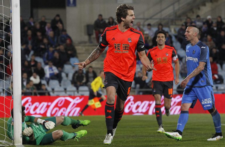 GRA447. GETAFE (C.A.MADRID), 16/03/2015.- El defensa de la Real Sociedad Íñigo Martínez celebra el gol marcado al Getafe durante el partido correspondiente a la vigésimo séptima jornada de Liga que disputan en el estadio Coliseum Alfonso de Getafe. EFE/Kiko Huesca GRA447. GETAFE (C.A.MADRID), 16/03/2015.- El defensa de la Real Sociedad Íñigo Martínez celebra el gol marcado al Getafe durante el partido correspondiente a la vigésimo séptima jornada de Liga que disputan en el estadio Coliseum Alfonso de Getafe. EFE/Kiko Huesca