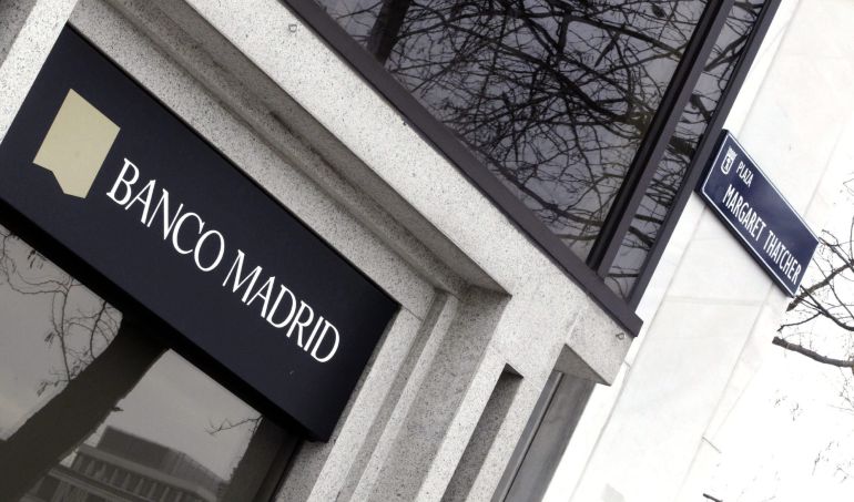 GRA051 MADRID, 17/03/2015.- Fachada del Banco Madrid ,filial del banco andorrano Banca Privada d'Andorra (BPA). El Banco Madrid ha dejado atrapados temporalmente a miles de clientes que ya no pueden acceder a su dinero, ya sea en depósitos, fondos de inversión o sicavs, que han quedado bloqueados.A cierre de noviembre de 2014, unos 15.000 clientes tenían más de 695,6 millones depositados en Banco Madrid, pero está por ver qué cantidad atesora a día de hoy tras la espantada de sus clientes, que ahora esperan que un juez decida si la entidad tiene opciones de ser vendida al mejor postor o directamente debe ser liquidada. EFE/ JAVIER LIZÓN GRA051 MADRID, 17/03/2015.- Fachada del Banco Madrid ,filial del banco andorrano Banca Privada d'Andorra (BPA). El Banco Madrid ha dejado atrapados temporalmente a miles de clientes que ya no pueden acceder a su dinero, ya sea en depósitos, fondos de inversión o sicavs, que han quedado bloqueados.A cierre de noviembre de 2014, unos 15.000 clientes tenían más de 695,6 millones depositados en Banco Madrid, pero está por ver qué cantidad atesora a día de hoy tras la espantada de sus clientes, que ahora esperan que un juez decida si la entidad tiene opciones de ser vendida al mejor postor o directamente debe ser liquidada. EFE/ JAVIER LIZÓN