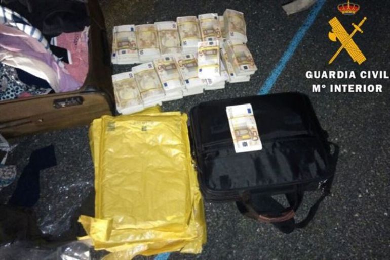 La Guardia Civil detiene en Álava dos "correos" chinos con más de 400.000 euros La Guardia Civil detiene en Álava dos "correos" chinos con más de 400.000 euros