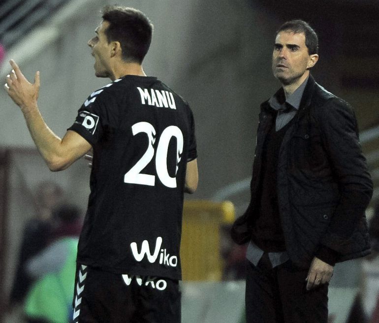 GRA405. GRANADA, 21/03/2015.- El técnico del Eibar, Gaizka Garitano (d), durante el encuentro correspondiente a la vigésimo octava jornada de primera división, que disputan esta noche frente al Granada en el Nuevo Estadio de Los Carmenes, en Granada. EFE / Miguel Ángel Molina. GRA405. GRANADA, 21/03/2015.- El técnico del Eibar, Gaizka Garitano (d), durante el encuentro correspondiente a la vigésimo octava jornada de primera división, que disputan esta noche frente al Granada en el Nuevo Estadio de Los Carmenes, en Granada. EFE / Miguel Ángel Molina.