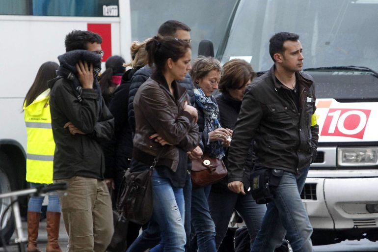 ***CORRIGE FOTÓGRAFO*** GRA506. BARCELONA, 24/03/2015.- Familiares y amigos de las víctimas del accidente de avión que viajaba de Barcelona a Dusserlorf(Alemanía), con 144 pasajeros, entre ellos 45 españoles, y 6 tripulantes, se disponen a trasladarse al lugar del siniestro en los Alpes franceses en autobuses fletados por la Generalitat. EFE/MARTA PÉREZ ***CORRIGE FOTÓGRAFO*** GRA506. BARCELONA, 24/03/2015.- Familiares y amigos de las víctimas del accidente de avión que viajaba de Barcelona a Dusserlorf(Alemanía), con 144 pasajeros, entre ellos 45 españoles, y 6 tripulantes, se disponen a trasladarse al lugar del siniestro en los Alpes franceses en autobuses fletados por la Generalitat. EFE/MARTA PÉREZ