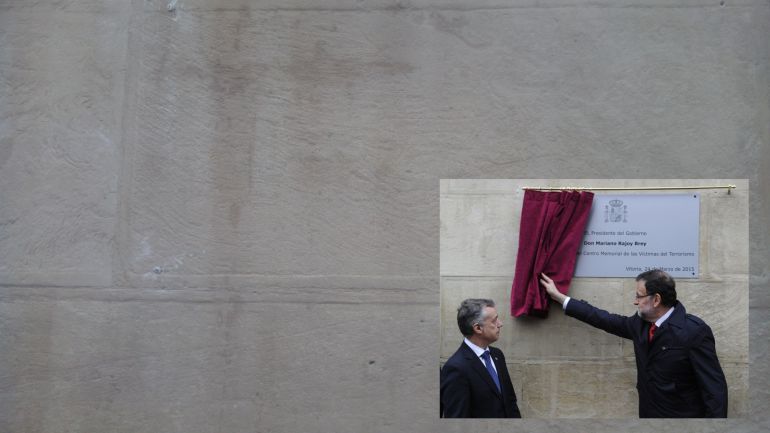 Retiran en horas la placa descubierta por Rajoy para el Memorial Retiran en horas la placa descubierta por Rajoy para el Memorial