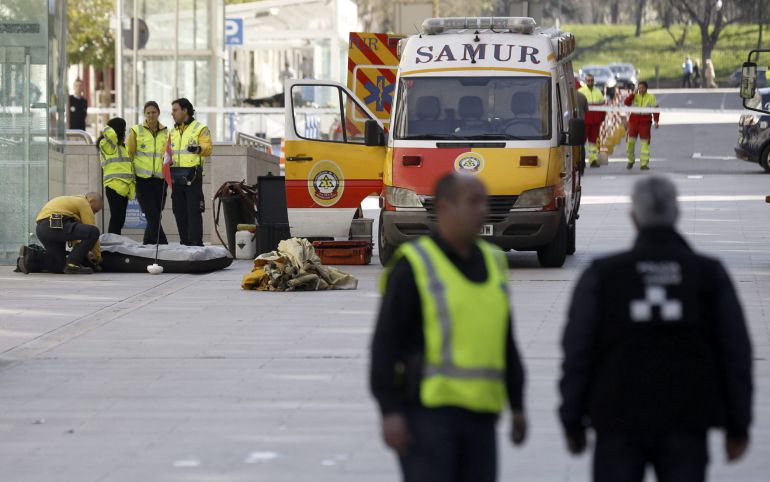 GRA054 MADRID, 28/3/2015.-Los especialistas en desactivación de artefactos explosivos (Tedax) de la Policía Nacional inspeccionan hoy en la oficina de correos del Palacio de Cibeles, en el centro de Madrid, sede del Ayuntamiento, un sobre con una "sustancia sospechosa por riesgo biológico".Fuentes de la Jefatura Superior de Policía han confirmado a Efe que los TEDAX han acudido a la oficina de Correos en el madrileño Paseo del Prado para comprobar el contenido de dicho paquete, después de haber recibido el aviso hacia las 10:00 horas. En La foto, una ambulancia del SAMUR en la calle Montalbá, cerrada al tráfico.EFE/Sergio Barrenechea GRA054 MADRID, 28/3/2015.-Los especialistas en desactivación de artefactos explosivos (Tedax) de la Policía Nacional inspeccionan hoy en la oficina de correos del Palacio de Cibeles, en el centro de Madrid, sede del Ayuntamiento, un sobre con una "sustancia sospechosa por riesgo biológico".Fuentes de la Jefatura Superior de Policía han confirmado a Efe que los TEDAX han acudido a la oficina de Correos en el madrileño Paseo del Prado para comprobar el contenido de dicho paquete, después de haber recibido el aviso hacia las 10:00 horas. En La foto, una ambulancia del SAMUR en la calle Montalbá, cerrada al tráfico.EFE/Sergio Barrenechea