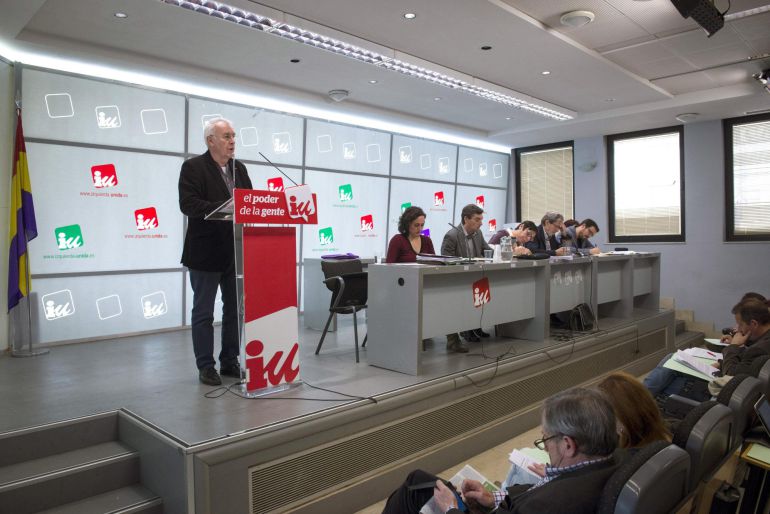 GRA026 MADRID, 29/03/2015.- El coordinador general de Izquierda Unida, Cayo Lara, durante su intervención en la reunión celebrada en Madrid de la Presidencia federal para abordar los flecos que quedan del proceso de convergencia con otras candidaturas de cara a las municipales y autonómicas de mayo, especialmente la situación del Ayuntamiento de Madrid, aún en el aire pese a la salida de Mauricio Valiente. EFE/Luca Piergiovanni GRA026 MADRID, 29/03/2015.- El coordinador general de Izquierda Unida, Cayo Lara, durante su intervención en la reunión celebrada en Madrid de la Presidencia federal para abordar los flecos que quedan del proceso de convergencia con otras candidaturas de cara a las municipales y autonómicas de mayo, especialmente la situación del Ayuntamiento de Madrid, aún en el aire pese a la salida de Mauricio Valiente. EFE/Luca Piergiovanni