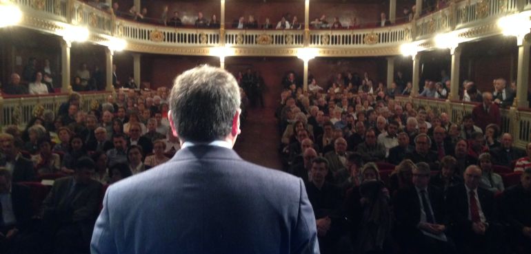 L'alcalde de Reus, Carles Pellicer, just abans de començar la conferència al Teatre Bartrina. L'alcalde de Reus, Carles Pellicer, just abans de començar la conferència al Teatre Bartrina.