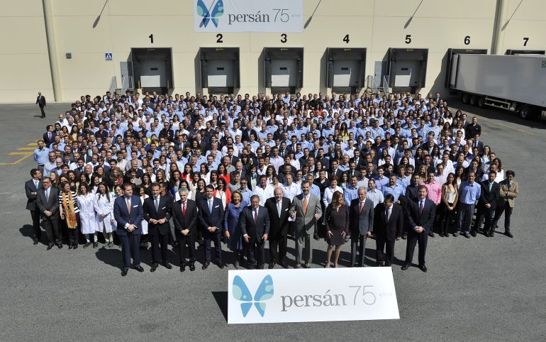 En Persán l día ha sido una fiesta. En esta empresa sevillana sus 800 trabajadores han sido testigos de la historia de una de las empresas más representativas de Sevilla y Andalucía. Ha cumplido 75 años de historia y para ello ha contado con el Rey Felipe VI. En su visita ha conocido esta empresa que no ha parado de crecer desde que naciera en 1941. También ha visitado algunas instalaciones nuevas como el laboratorio de I+D+I. En sus 800 metros cuadrados, se impulsan los nuevos retos. Una veintena de lavadoras y lavavajillas son las primeras en probar los nuevos productos y los del futuro. En Persán l día ha sido una fiesta. En esta empresa sevillana sus 800 trabajadores han sido testigos de la historia de una de las empresas más representativas de Sevilla y Andalucía. Ha cumplido 75 años de historia y para ello ha contado con el Rey Felipe VI. En su visita ha conocido esta empresa que no ha parado de crecer desde que naciera en 1941. También ha visitado algunas instalaciones nuevas como el laboratorio de I+D+I. En sus 800 metros cuadrados, se impulsan los nuevos retos. Una veintena de lavadoras y lavavajillas son las primeras en probar los nuevos productos y los del futuro.