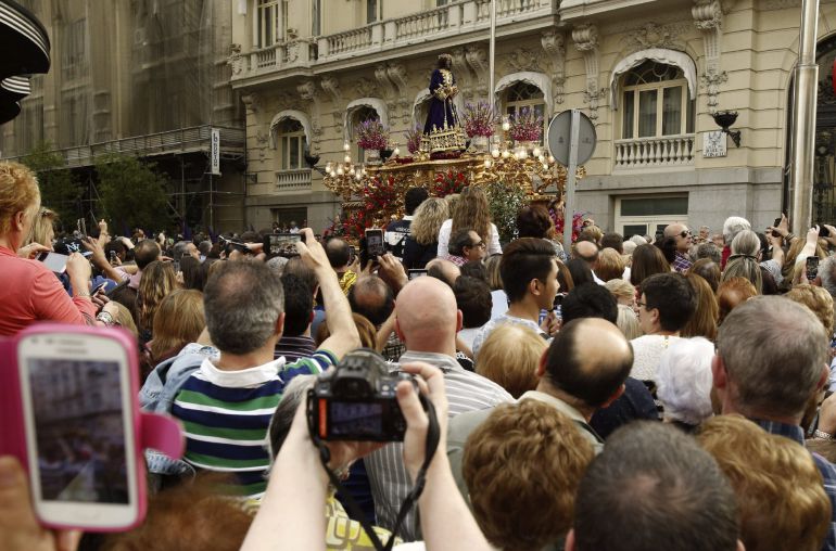 GRA203. MADRID, 03/04/2015.- El público hace fotos al paso de la procesión del Cristo de Medinaceli, el que más fieles suele congregar en la Semana Santa de Madrid. La imagen de Nuestro Padre Jesús Nazareno, el Cristo de Medinaceli, una talla anónima de finales del siglo XVII ha salido de la Basílica del Cristo de Medinaceli de los Padres Capuchinos y recorre el Barrio de las Letras del centro de la capital. EFE/Kiko Huesca GRA203. MADRID, 03/04/2015.- El público hace fotos al paso de la procesión del Cristo de Medinaceli, el que más fieles suele congregar en la Semana Santa de Madrid. La imagen de Nuestro Padre Jesús Nazareno, el Cristo de Medinaceli, una talla anónima de finales del siglo XVII ha salido de la Basílica del Cristo de Medinaceli de los Padres Capuchinos y recorre el Barrio de las Letras del centro de la capital. EFE/Kiko Huesca