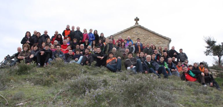 Los participantes en la marcha, con la ermita al fondo Los participantes en la marcha, con la ermita al fondo