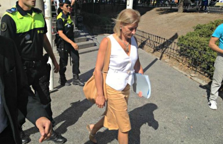 La directora del IVIMA, Ana Gomendio, abandona los juzgados tras declarar por la venta de viviendas a fondos buitre La directora del IVIMA, Ana Gomendio, abandona los juzgados tras declarar por la venta de viviendas a fondos buitre