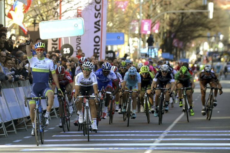GRA207. BILBAO, 06/04/2015.- El corredor australiano del Orica GreenEdge Michael Matthews (i) se ha proclamado hoy vencedor de la primera etapa de la 55 Vuelta Ciclista al País Vasco, con salida y llegada en Bilbao (Vizcaya). EFE/Miguel Toña GRA207. BILBAO, 06/04/2015.- El corredor australiano del Orica GreenEdge Michael Matthews (i) se ha proclamado hoy vencedor de la primera etapa de la 55 Vuelta Ciclista al País Vasco, con salida y llegada en Bilbao (Vizcaya). EFE/Miguel Toña