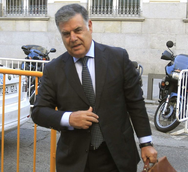 GRA005 MADRID, 07/04/2015.- El exconsejero de Empleo de la Junta de Andalucía José Antonio Viera, a su llegada al Tribunal Supremo para abrir el "desfile" de aforados que declararán por el caso de ERE en los próximos días, entre ellos los expresidentes andaluces Manuel Chaves y José Antonio Griñán. EFE/Víctor Lerena GRA005 MADRID, 07/04/2015.- El exconsejero de Empleo de la Junta de Andalucía José Antonio Viera, a su llegada al Tribunal Supremo para abrir el "desfile" de aforados que declararán por el caso de ERE en los próximos días, entre ellos los expresidentes andaluces Manuel Chaves y José Antonio Griñán. EFE/Víctor Lerena