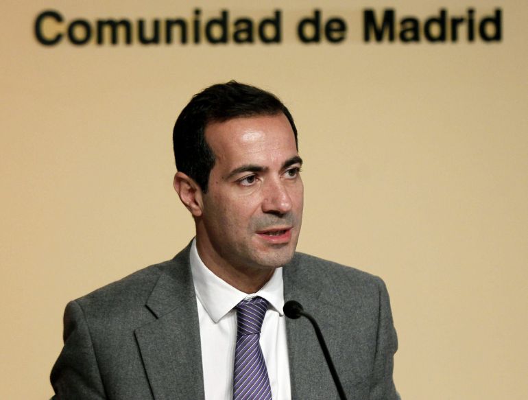 GRA212. MADRID, 09/04/2015.- Fotografía de archivo del 26/12/2013 del portavoz del Gobierno regional y consejero de Presidencia y Justicia, Salvador Victoria, que ha anunciado hoy que deja temporalmente la primera línea de actividad política y que no se incorporará a ninguna lista del PP para las próximas elecciones municipales y autonómicas del 24 de mayo. Victoria ha hecho este anuncio tras ser preguntado en la rueda de prensa posterior al Consejo de Gobierno de la Comunidad de Madrid por su futuro político, que ha decidido aparcar para incorporarse a una actividad profesional de "perfil jurídico". EFE/Paco Campos GRA212. MADRID, 09/04/2015.- Fotografía de archivo del 26/12/2013 del portavoz del Gobierno regional y consejero de Presidencia y Justicia, Salvador Victoria, que ha anunciado hoy que deja temporalmente la primera línea de actividad política y que no se incorporará a ninguna lista del PP para las próximas elecciones municipales y autonómicas del 24 de mayo. Victoria ha hecho este anuncio tras ser preguntado en la rueda de prensa posterior al Consejo de Gobierno de la Comunidad de Madrid por su futuro político, que ha decidido aparcar para incorporarse a una actividad profesional de "perfil jurídico". EFE/Paco Campos