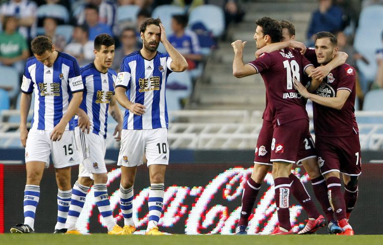 Los jugadores del Deportivo celebran el gol del empate ante la decepción de los de la Real Sociedad, durante el partido correspondiente a la trigésimo primera jornada de Liga que disputan en el estadio de Anoeta de San Sebastián Los jugadores del Deportivo celebran el gol del empate ante la decepción de los de la Real Sociedad, durante el partido correspondiente a la trigésimo primera jornada de Liga que disputan en el estadio de Anoeta de San Sebastián