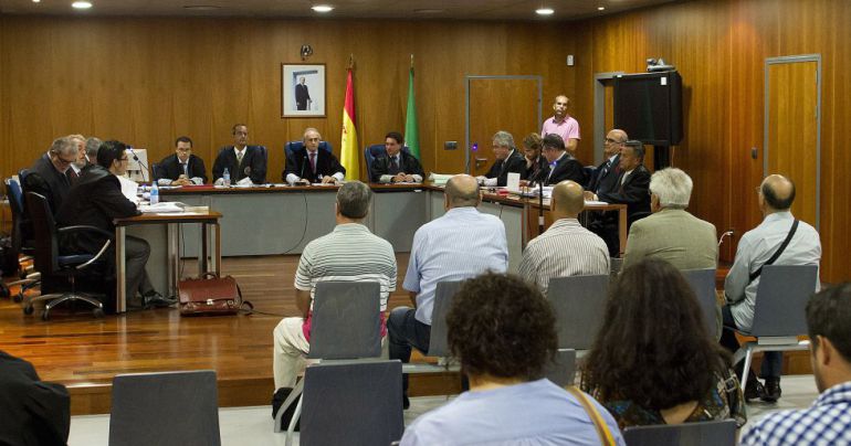 Retiran la acusación para uno de los cinco policías acusados de abusos en el CIE Retiran la acusación para uno de los cinco policías acusados de abusos en el CIE