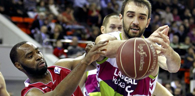 Mirza Begic pelea por un balón en el partido disputado en Zaragoza Mirza Begic pelea por un balón en el partido disputado en Zaragoza