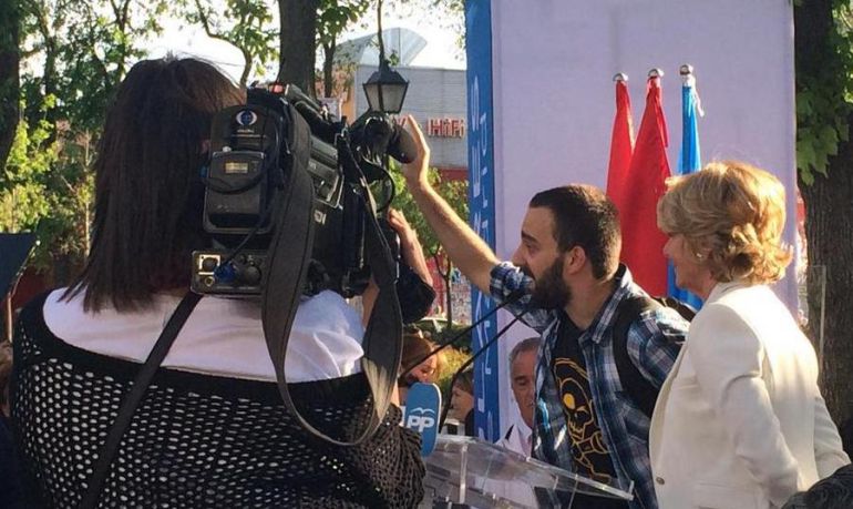 Un activista increpa a Aguirre y Cifuentes en el acto de este martes Un activista increpa a Aguirre y Cifuentes en el acto de este martes