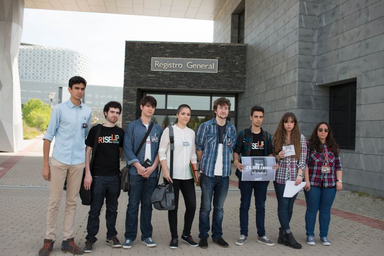 Representantes de la asociación que ha recogido las firmas contra el Honoris Causa de Rato Representantes de la asociación que ha recogido las firmas contra el Honoris Causa de Rato