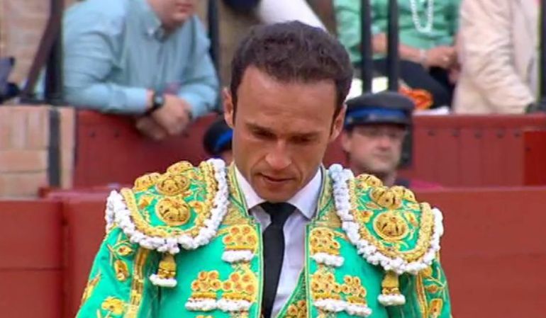 Feria de Abril: Ferrera malogra con la espada una faena de dos orejas a un victorino premiado con la vuelta al ruedo. Escribano cortó una al tercero de la tarde: Ferrera cuaja un victorino de vuelta al ruedo pero falla con la espada Feria de Abril: Ferrera malogra con la espada una faena de dos orejas a un victorino premiado con la vuelta al ruedo. Escribano cortó una al tercero de la tarde: Ferrera cuaja un victorino de vuelta al ruedo pero falla con la espada