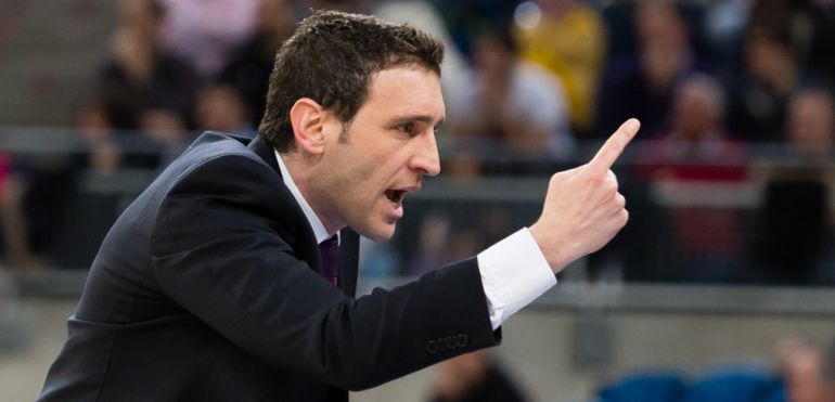 Ibon Navarro da ordenes desde la banda en un partido con Laboral Kutxa Ibon Navarro da ordenes desde la banda en un partido con Laboral Kutxa