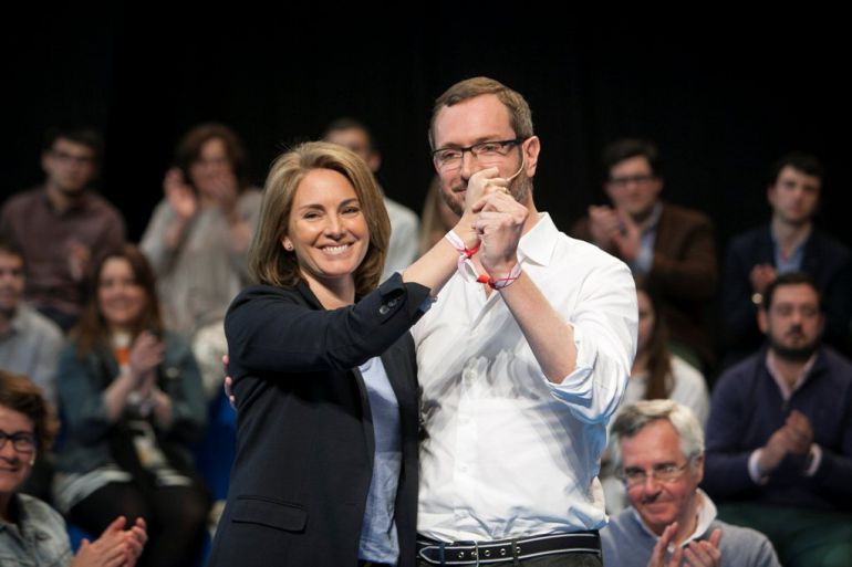 Maroto entrega a Quiroga pulsera de Vitoria en acto presentacion candidatos Maroto entrega a Quiroga pulsera de Vitoria en acto presentacion candidatos