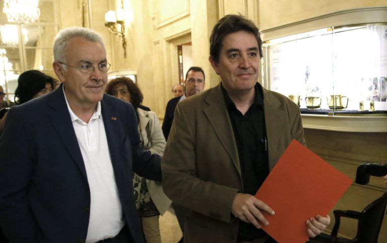 GRA086. MADRID, 20/04/2015.- El candidato de Izquierda Unida (IU) a la Comunidad madrileña, Luis García Montero, acompañado por Cayo Lara (i), a su llegada hoy a un desayuno informativo organizado por el Foro Nueva Economía, en Madrid. EFE/Fernando Alvarado GRA086. MADRID, 20/04/2015.- El candidato de Izquierda Unida (IU) a la Comunidad madrileña, Luis García Montero, acompañado por Cayo Lara (i), a su llegada hoy a un desayuno informativo organizado por el Foro Nueva Economía, en Madrid. EFE/Fernando Alvarado