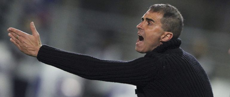 GRA352. EIBAR (GIPUZKOA), 19/04/2015.- En entrenador del Eibar, Gaizka Garitano, da instrucciones a sus jugadores durante el partido de Liga en Primera División ante el Celta disputado esta noche en el estadio de Ipurua, en Eibar. EFE/Juan Herrero GRA352. EIBAR (GIPUZKOA), 19/04/2015.- En entrenador del Eibar, Gaizka Garitano, da instrucciones a sus jugadores durante el partido de Liga en Primera División ante el Celta disputado esta noche en el estadio de Ipurua, en Eibar. EFE/Juan Herrero