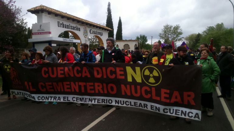 Los participantes en la marcha tuvieron que soportar una fuerte lluvia. Los participantes en la marcha tuvieron que soportar una fuerte lluvia.