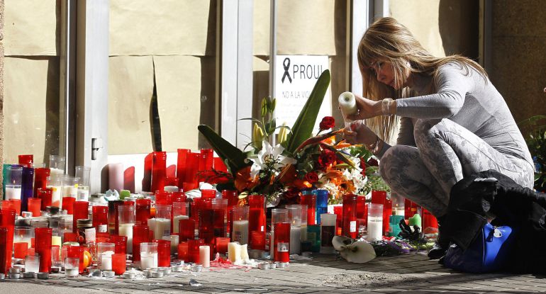A woman lights a candle in memory of the teacher who yesterday resulted killed at the Joan Fuster Institute in Barcelona, on April 21, 2015. A 13-year-old boy armed with a crossbow and knife killed a teacher and wounded four others at his school in Barcelona on April 20, 2015 before being subdued, police and witnesses said. Among the injured were a Spanish language teacher and her daughter, also a student at the school, according to Spanish media reports. AFP PHOTO / QUIQUE GARCIA A woman lights a candle in memory of the teacher who yesterday resulted killed at the Joan Fuster Institute in Barcelona, on April 21, 2015. A 13-year-old boy armed with a crossbow and knife killed a teacher and wounded four others at his school in Barcelona on April 20, 2015 before being subdued, police and witnesses said. Among the injured were a Spanish language teacher and her daughter, also a student at the school, according to Spanish media reports. AFP PHOTO / QUIQUE GARCIA