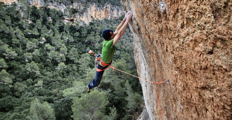 Iker Pou en pleno esfuerzo del ascenso a la vía "Big Men Iker Pou en pleno esfuerzo del ascenso a la vía "Big Men