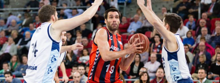 Fernando San Emeterio intenta una entrada a canasta en un partido de liga Fernando San Emeterio intenta una entrada a canasta en un partido de liga
