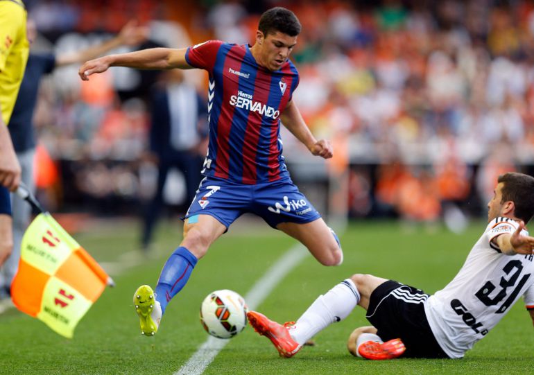 GRA501. VALENCIA, 03/05/2015.- El defensa del Valencia José Luis Gayà (d) disputa un balón con el centrocampista del Eibar Ander Capa (i), durante el partido de la trigésima quinta jornada de la Liga de Primera División que se juega hoy en el estadio de Mestalla. EFE/Juan Carlos Cárdenas GRA501. VALENCIA, 03/05/2015.- El defensa del Valencia José Luis Gayà (d) disputa un balón con el centrocampista del Eibar Ander Capa (i), durante el partido de la trigésima quinta jornada de la Liga de Primera División que se juega hoy en el estadio de Mestalla. EFE/Juan Carlos Cárdenas