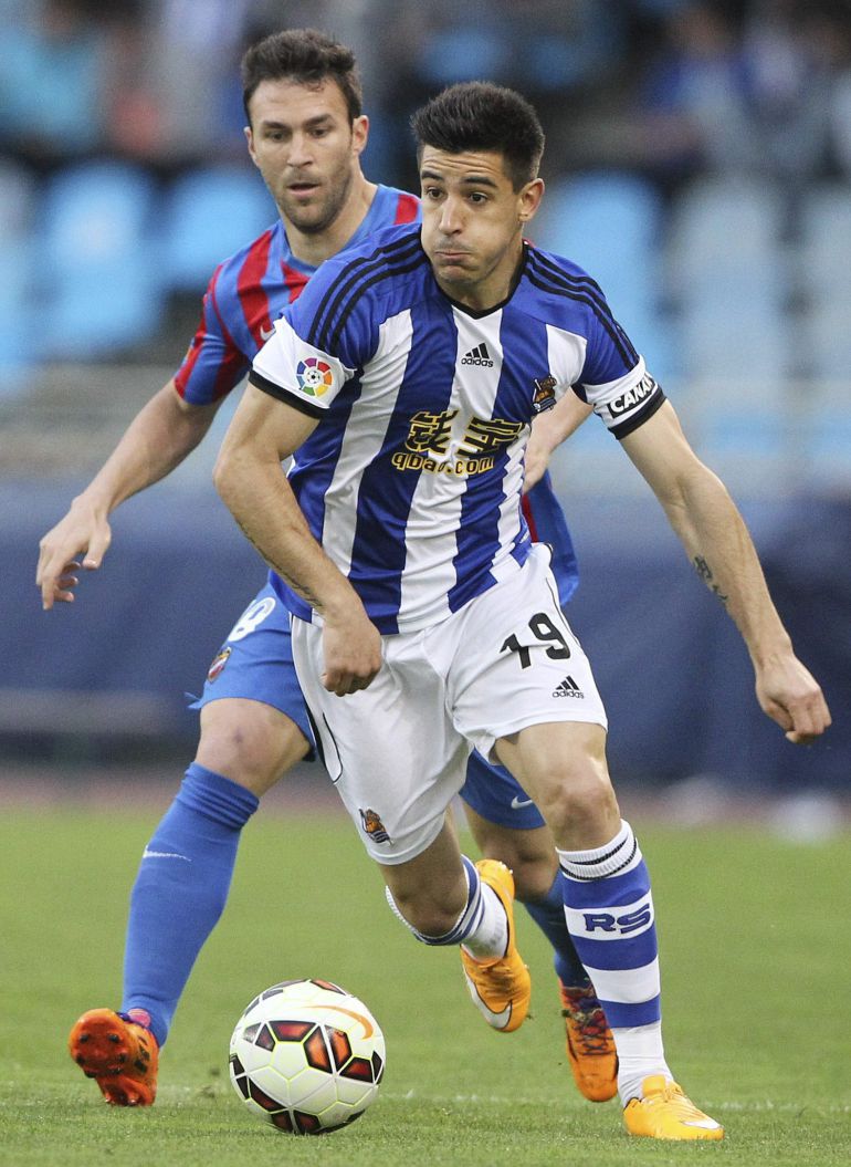 GRA571. SAN SEBASTIÁN, 01/05/2015.- El defensa de la Real Sociedad Yuri Berchiche (d) disputa un balón con el delantero del Levante Víctor Casadesús (i), durante el encuentro correspondiente a la jornada 35 de primera división que se juega esta tarde en el estadio de Anoeta, en San Sebastián. EFE/Juan Herrero GRA571. SAN SEBASTIÁN, 01/05/2015.- El defensa de la Real Sociedad Yuri Berchiche (d) disputa un balón con el delantero del Levante Víctor Casadesús (i), durante el encuentro correspondiente a la jornada 35 de primera división que se juega esta tarde en el estadio de Anoeta, en San Sebastián. EFE/Juan Herrero