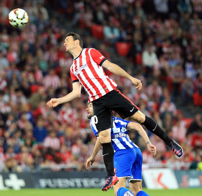 GRA566. BILBAO, 09/05/2015.- El delantero del Athletic de Bilbao Aduriz (i) cabecea un balón ante un defensor del Deportivo de La Coruña, durante el partido de Liga en Primera División que están disputando esta noche en el estadio de San Mamés, en Bilbao. EFE/Luis Tejido GRA566. BILBAO, 09/05/2015.- El delantero del Athletic de Bilbao Aduriz (i) cabecea un balón ante un defensor del Deportivo de La Coruña, durante el partido de Liga en Primera División que están disputando esta noche en el estadio de San Mamés, en Bilbao. EFE/Luis Tejido