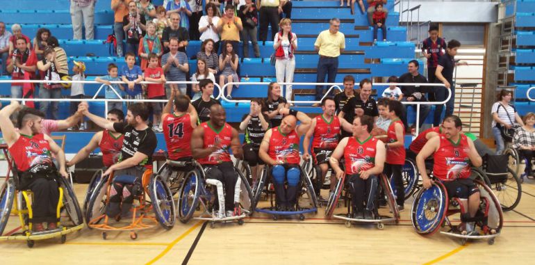 La plantilla de Zuzenak celebra con la afición el ascenso a División de Honor de baloncesto en silla La plantilla de Zuzenak celebra con la afición el ascenso a División de Honor de baloncesto en silla