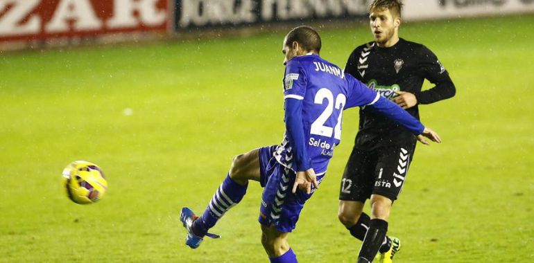 Juanma ante un jugador del Albacete en el partido de Mendizorroza Juanma ante un jugador del Albacete en el partido de Mendizorroza