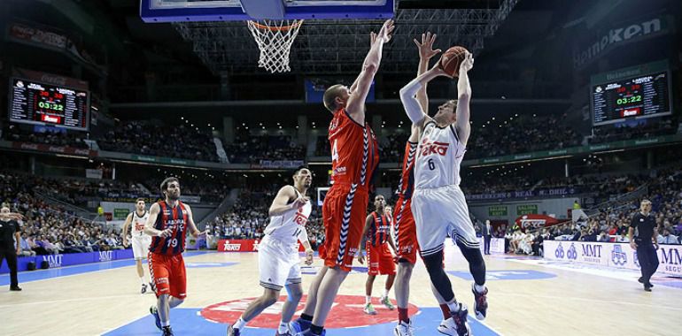 Nocioni, MVP de la Final Four, intentan una canasta ante la defensa de Iverson Nocioni, MVP de la Final Four, intentan una canasta ante la defensa de Iverson