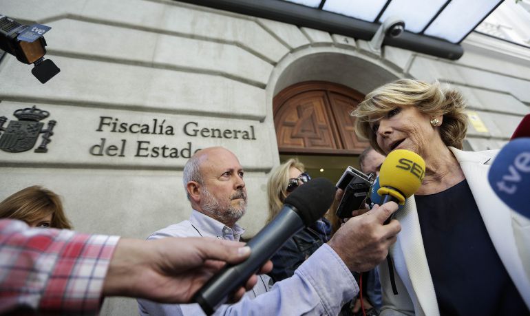 Esperanza Aguirre habla con los periodistas a las puertas de la Fiscalía. Esperanza Aguirre habla con los periodistas a las puertas de la Fiscalía.