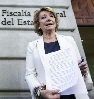 Aguirre muestra la denuncia a las puertas de la Fiscalía. Aguirre muestra la denuncia a las puertas de la Fiscalía.